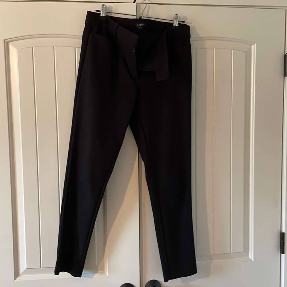 Loft size 8 black ankle skinny slacks.